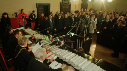 Moment odczytywania wyroku w procesie przeciwko 22 byłym milicjantom oskarżonym o strzelanie do strajkujących górników na kopalniach "Wujek" i "Manifest Lipcowy" w grudniu 1981 roku. PAP/CAF R. Koszowski 