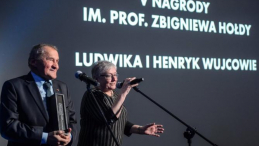 Ludwika i Henryk Wujcowie odebrali nagrodę im. prof. Zbigniewa Hołdy. Fot. PAP/W. Pacewicz 