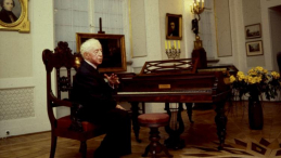 Artur Rubinstein przy fortepianie Fryderyka Chopina w Towarzystwie im. Fryderyka Chopina w Zamku Ostrogskich. Warszawa, 1979 r. Fot. PAP/W. Kryński