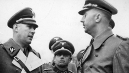 Heinrich Himmler (z prawej) w rozmowie z dowódcą SS i policji dystryktu lubelskiego Otto Globocnikiem. Źródło: NAC