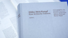 Krytyczne wydanie "Mein Kampf". Fot. PAP/EPA