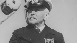 Gen. Mariusz Zaruski - kapitan harcerskiego szkunera "Zawisza Czarny" na pokładzie statku. Lata 30. Fot. NAC