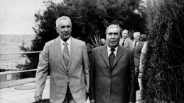 I sekretarz KC PZPR Edward Gierek (L) podczas spotkania z sekretarzem generalnym KC KPZR Leonidem Breżniewem. Krym, 31.07.1980. Fot. PAP/CAF/Archiwum 