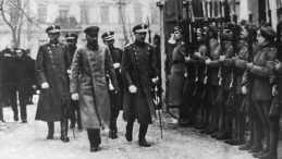 Naczelnik Państwa Józef Piłsudski w drodze na otwarcie pierwszego posiedzenia Sejmu Ustawodawczego mija oddział wojskowy. 10.02.1919. Fot. NAC