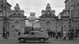 Brama Uniwersytetu Warszawskiego. Marzec '68.  Fot. PAP/CAF/T. Zagoździński