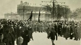 Rewolucja lutowa 1917 r. Demonstracja na Newskim Prospekcie w Piotrogrodzie. Marzec 1917 r. Źródłó: Wikimedia Commons/Stinton Jones 