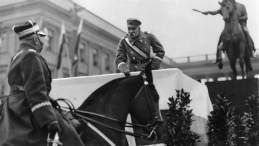 Obchody święta 11 listopada w Warszawie: marszałek Józef Piłsudski na trybunie odbiera raport od wiceministra spraw wojskowych gen. Daniela Konarzewskiego na placu Saskim. 1929 r. Fot. NAC