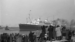 Powitanie "Batorego" w 1947 r. w Gdyni. Fot. PAP/CAF