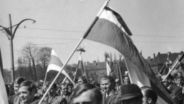 Żałobna manifestacja na ulicach Gdańska. Podwale Grodzkie. Widoczne flagi z czarnymi wstążeczkami. 01.05.1971 r. Źródło: IPN