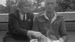 Jan Żabiński z żoną Antoniną. Warszawa, 1947 r. Fot. PAP/CAF/S. Dąbrowiecki