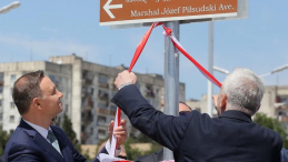 Prezydent Andrzej Duda podczas ceremonii otwarcia Alei Marszałka Józefa Piłsudskiego w Tbilisi. Fot. PAP/P. Supernak