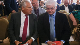 Aleksander Kwaśniewski i Włodzimierz Cimoszewicz podczas konferencji SLD #20latKonstytucji w Warszawie. Fot. PAP/P. Supernak 