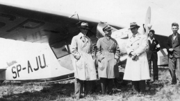 Stanisław Skarżyński (w środku) w towarzystwie inżyniera Stanisława Rogalskiego (na prawo od kpt. Skarżyńskiego) oraz Jerzego Wędrychowskiego (na lewo od kpt. Skarżyńskiego) przed samolotem RWD-5 bis o numerze rejestracyjnym SP-AJU. Źródło: NAC
