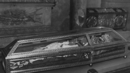 Trumna z ciałem marszałka Józefa Piłsudskiego w krypcie św. Leonarda w Katedrze na Wawelu w Krakowie. 10.1935. Źródło: NAC