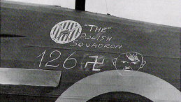 Napis na samolocie Hurricane - "126 Adolfów" zestrzelonych przez Dywizjon 303 w bitwie o Anglię. Źródło: Wikimedia Commons