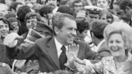 Prezydent USA Richard Nixon wraz z małżonką pozdrawiają witających ich warszawiaków. 31.05.1972. Fot. PAP/CAF/M. Langda 