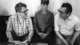 Romuald Szeremietiew i Leszek Moczulski przed Sądem Warszawskiego Okręgu Wojskowego. 1982 r. Fot. PAP/W. Kryński 