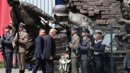 Prezydent USA Donald Trump i prezydent RP Andrzej Duda składają wieńce przed Pomnikiem Powstania Warszawskiego na placu Krasińskich w Warszawie. Fot. PAP/P. Supernak 