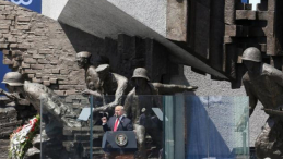 Prezydent Stanów Zjednoczonych Ameryki Donald Trump podczas przemówienia przed Pomnikiem Powstania Warszawskiego na placu Krasińskich w Warszawie. Fot. PAP/P. Supernak