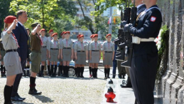 Prezydent Andrzej Duda składa wieniec przed Pomnikiem Ofiar Rzezi Woli. Fot. PAP/J. Turczyk