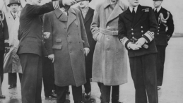 Minister Józef Beck wśród oficerów brytyjskiej marynarki wojennej w Porsmouth. Kwiecień 1939 r. Źródło: NAC