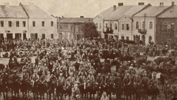 Strzelcy z I Kompanii Kadrowej na rynku w Jędrzejowie. 08.1914. Źródło: CAW