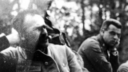 Komendant Józef Piłsudski z żołnierzami pod Kostiuchnówką w 1916 r. Źródło: NAC