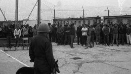 Protest internowanych w ośrodku odosobnienia w Kwidzynie, 14 sierpnia 1982 r. Źródło: IPN