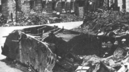 Wrak niemieckiego opancerzonego transportera, który wybuchł 13 sierpnia 1944 r. na Podwalu. Źródło: Wikimedia Commons