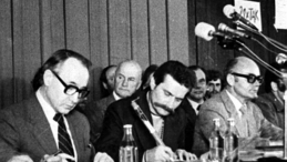 Mieczysław Jagielski i Lech Wałęsa podpisują Porozumienie Gdańskie. 31.08.1980. Fot.PAP/CAF/Z. Trybek