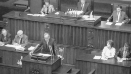 Tadeusz Mazowiecki wygłasza expose, w głębi marszałek Mikołaj Kozakiewicz. 12.09.1989. Fot. PAP/CAF/D. Kwiatkowski 