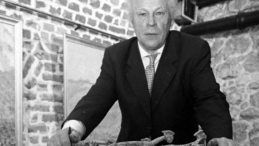Prof. Bronisław Chromy przy swoich "Rowerzystach" podczas wystawy malarstwa i rzeźby artysty w krakowskiej galerii Kersten. 1999 r. Fot. PAP/J. Bednarczyk