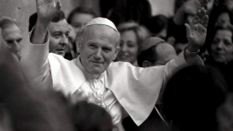 Papież Jan Paweł II podczas pierwszego oficjalnego publicznego wystąpienia w Castel Gandolfo. 1978. Fot. PAP/EPA