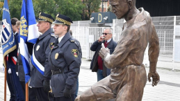 Pomnik Józefa Kałuży - legendarnego piłkarza Cracovii stanął przy ulicy jego imienia, tuż przed stadionem Cracovii w Krakowie. Fot. PAP/J. Bednarczyk