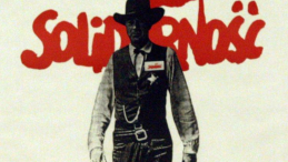 Plakat ”W samo południe” Tomasza Sarneckiego - z Garym Cooperem w roli szeryfa namawiającego do głosowania w wyborach 4 czerwca 1989 r. Fot. PAP/T. Gzell/reprodukcja