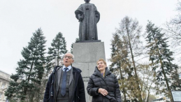 Prof. Helene Langevin-Joliot (P) i prof. Pierre Joliot (L) przy pomniku Marii Skłodowskiej - Curie w Lublinie. Fot. PAP/W. Pacewicz