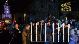 Ambasador Izraela w Polsce Anna Azari zapala pierwszą świecę chanukową w ramach inauguracji żydowskiego święta świateł - Chanuki na pl. Grzybowskim w Warszawie. Fot. PAP/J. Kamiński