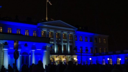 Iluminacja Pałacu Prezydenckiego w Helsinkach z okazji 100-lecia niepodległości Finlandii. Fot. PAP/EPA
