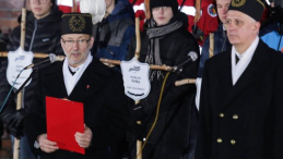 Przewodniczący społecznego komitetu Pamięci Górników KWK Wujek Krzysztof Pluszczyk (L) oraz przewodniczący śląsko dąbrowskiej Solidarności Dominik Kolorz (P) podczas uroczystości. Katowice, 16.12.2017. Fot. PAP/D. Gajda