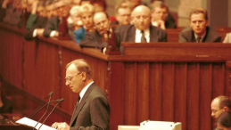 Minister spraw wewnętrznych Andrzej Milczanowski podczas wystąpienia w Sejmie; premier Józef Oleksy siedzi w ławach rządowych (1L). 21.12.1995 r. Fot. PAP/W. Stein