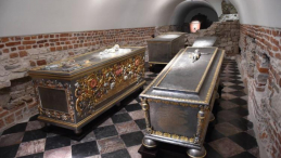  Pięć odnowionych w tym roku sarkofagów królewskich. Fot. PAP/J. Bednarczyk