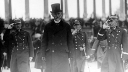 Prezydent RP Stanisław Wojciechowski w towarzystwie adiutanta, gen. Mariusza Zaruskiego przed Grobem Nieznanego Żołnierza w Warszawie. Fot. NAC