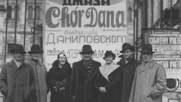 Członkowie Chóru Dana na leningradzkiej ulicy przed afiszem reklamującym występy zespołu - widoczni od lewej: Mieczysław Fogg, Wincenty Nowakowski, Bronisława Nobisówna-Daniłowska, Władysław Daniłowski-Dan, Irena Fogg, Adam Wysocki, Tadeusz Bogdanowicz (z prawej). 1934 r. Fot. NAC