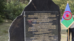 Pomnik upamiętniający Zagładę Romów i Sinti zamordowanych w niemieckim obozie zagłady Kulmhof na terenie Muzeum b. Obozu Zagłady Kulmhof w Chełmnie nad Nerem. Fot. PAP/G. Michałowski