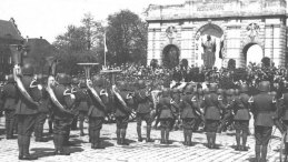 Święto Narodowe Trzeciego Maja – uroczystości w Poznaniu; w głębi pomnik Chrystusa Króla (pomnik Wdzięczności). 1937 r. Źródło: NAC