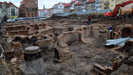 Prace archeologiczne na szczecińskim Podzamczu, na działce po dawnym hotelu Arkona. 12.2016. Fot. PAP/M. Bielecki