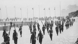 Defilada polskiej ekipy podczas rozpoczęcia Zimowych Igrzysk Olimpijskich w St. Moritz. 02.1928. Fot. NAC