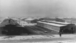 Auschwitz II-Birkenau. Fragment odcinka BII z drewnianymi barakami. Fot. Państwowe Muzeum Auschwitz-Birkenau