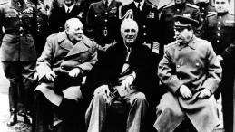 Konferencja w Jałcie - od lewej: Winston Churchill, Franklin D. Roosevelt i Józef Stalin. Luty, 1945 r. Fot. PAP/CAF/Reprodukcja