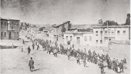 Ormiańscy cywile są prowadzeni przez tureckich żołnierzy do więzienia w Mezireh. Kharpert, Imperium Osmańskie, 04.1915. Źródło: Wikimedia Commons